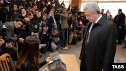 Armenia - President Serzh Sargsyan votes at a polling station in Yerevan, April 2, 2017