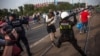 Poliția poloneză reacționînd la scenele de violență de la Varșovia