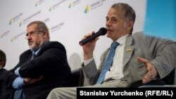 Рефат Чубаров (ліворуч) та Мустафа Джемілєв під час прес-конференції у Києві