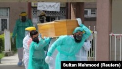 د ۲۰۲۰ کال د اپرېل د میاشتې تصویر: ډاکټران د کورونا وژلي يو کس مړی وړي