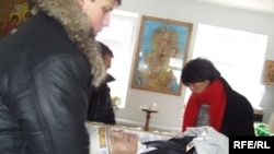 Mourners at the funeral in December 2009 of slain Kyrgyz opposition journalist Gennady Pavlyuk