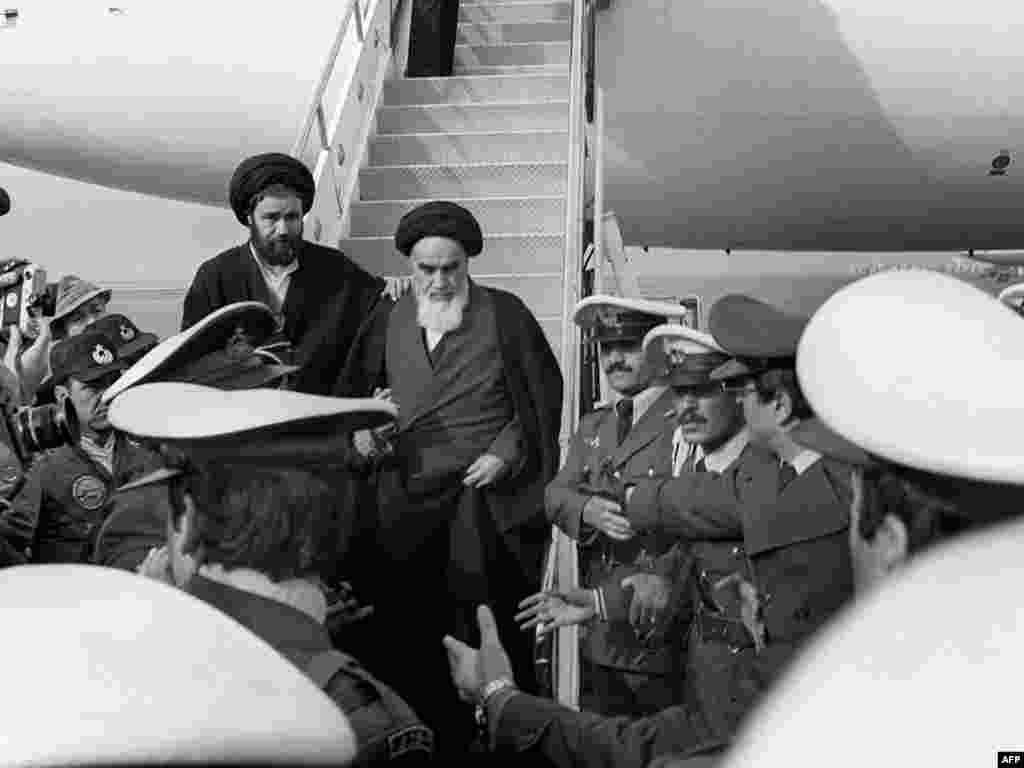 Khomeini coboară din avion la Teheran, pe 1 februarie 1979. Circa 120 de jurnaliști l-au însoțit în zborul de la Paris.