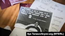 На архівному знімку Бекір Умеров у себе вдома в селищі Кримськ (Краснодарський край) під час голодування. На стіні за ліжком – агітаційний плакат із цитатою Леніна про право націй на самовизначення