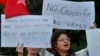 O activistă scandează sloganuri în timpul unei demonstrații de condamnare a crimelor „de onoare”. Islamabad, Pakistan, iulie 2016.