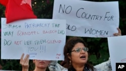 O activistă scandează sloganuri în timpul unei demonstrații de condamnare a crimelor „de onoare”. Islamabad, Pakistan, iulie 2016.