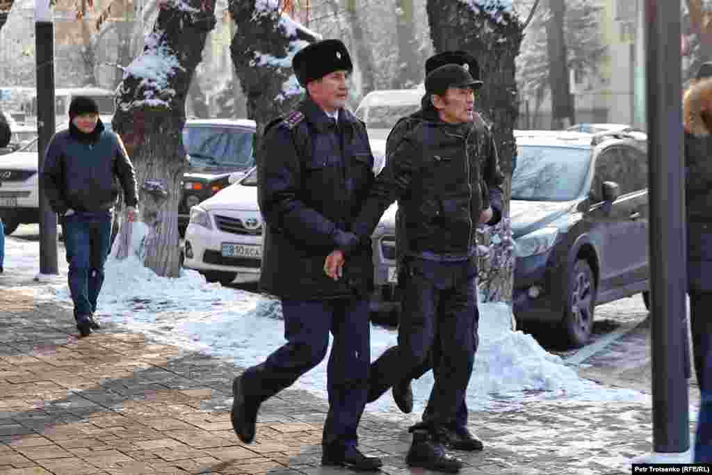 Police begin arresting demonstrators in Almaty. 