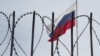 Огорожа з колючим дротом і російський прапор Росії біля консульства Росії в Харкові, 18 березня 2018 року