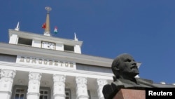 Bustul lui Lenin din faţa Sovietului orăşenesc Tiraspol