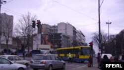 Novim zakonom za vozače je smanjena dozvoljena količina alkohola u krvi sa 0,5 na 0,3 promila, zabranjeno je korišćenje mobilnog telefona u vožnji, dok je za prolazak na crveno svetlo predvidjena kazna zatvora do 30 dana i oduzimanje dozvole na najmanje t