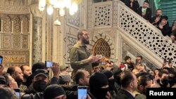 په سوریه کې د هییت تحریرالشام ډلې مشر ابومحمدجولاني په لومړۍ ورځ دمشق ته ورسېد او هلته یې په یوه جومات کې د خپلو ځواکونو د بریا په اړه وینا وکړه.