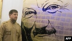 Кадыров Ахьмадан суьртана хьалха ву Кадыров Рамзан (архивера сурт)
