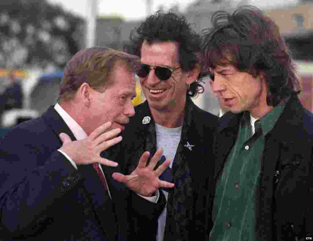 Гавэл размаўляе з Кітам Рычардсам і Мікам Джэгерам з гурту thr Rolling Stones падчас візыту ў Мэльбурн у 1995 годзе. На запрашэньне Гаўла "Стоўнзы" выступілі з памятным канцэртам у Празе неўзабаве пасьля падзеньня камунізму ў 1990 годзе.