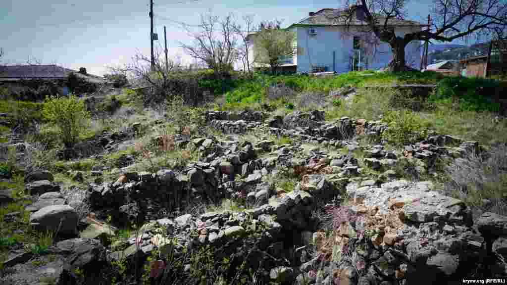 Залишки будівель всередині фортеці 