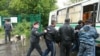 Россияда ишлаётган қирғизистонлик меҳнат муҳожирлари маҳаллий расмийлари таъқибига учрамаслик учун ҳам Россия фуқаролигини олишни маъқул кўрмоқдалар.