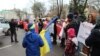Працівники газети біля будівлі ОДА у Львові, 4 січня 2018 року