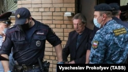 Михаил Ефремов в сопровождении сотрудников ФСИН перед доставкой на очередное заседание суда по его делу