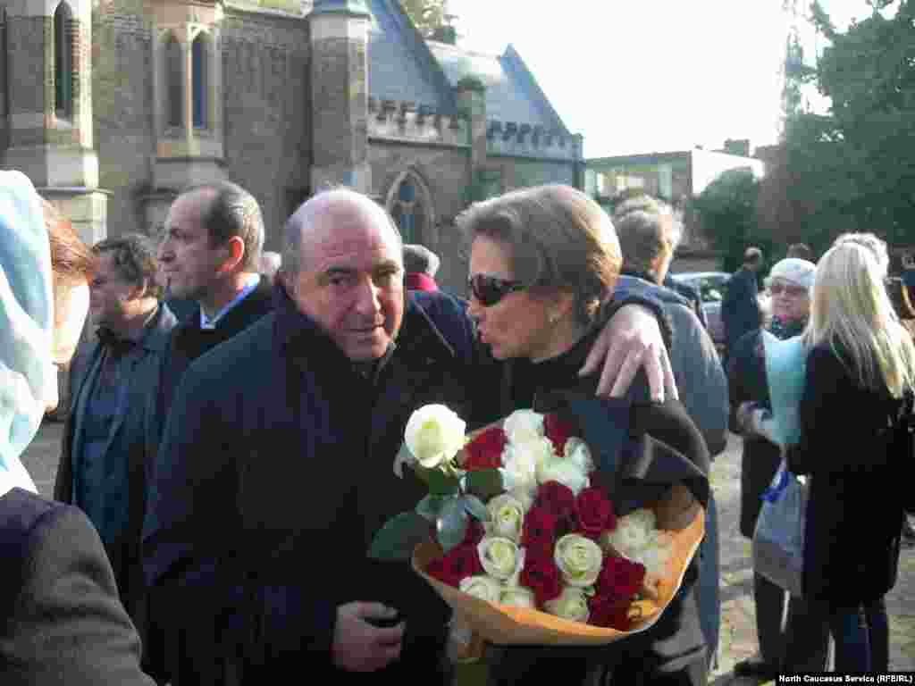 Boris Berezovski şi Marina Litvinenko, la aniversarea morţii soţului ei, Alexander Litvinenko. Berezovski a acuzat Kremlinul de moartea prin otrăvire cu poloniu a fostului agent de securitate, &icirc;n 2006.