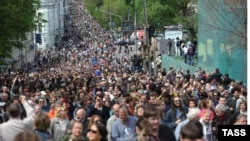 Zeci de mii de moscoviţi au continuat acţiunile spontane de protest după învestirea lui Putin.