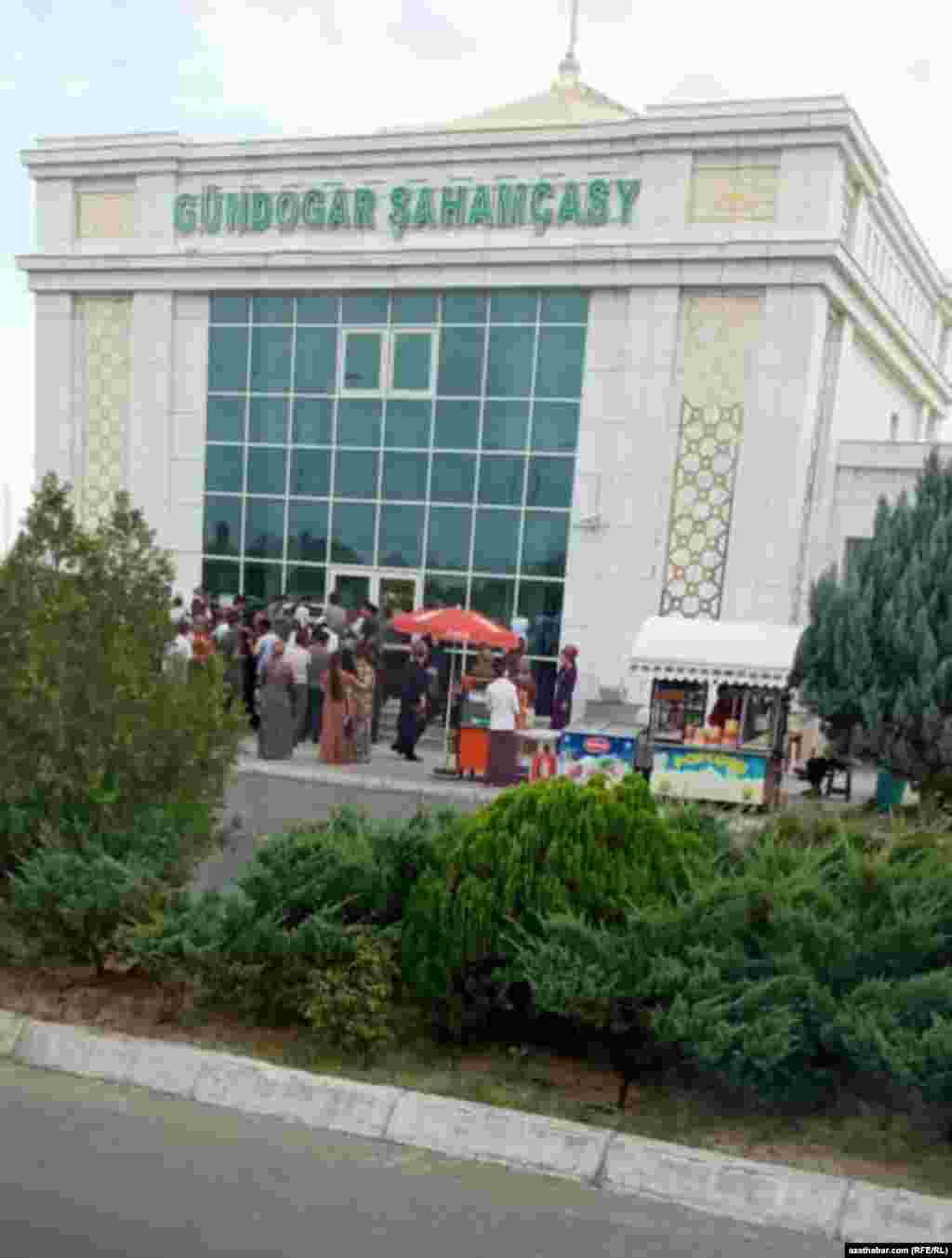 Aşgabat. "Günogar bazarynyň" agzyndaky bankomatdan pul çykarmak üçin nobata duran adamlar. Iýul, 2020.