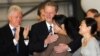 Bill Clinton și Al Gore salută ziaristele eliberate la sosirea lor în SUA