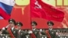Оригінал прапора 150-ї дивізії виносять на парад у Москві