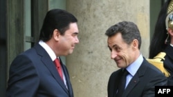 French President Nicolas Sarkozy (right) welcomes his Turkmen counterpart, Gurbanguly Berdymukhammedov, prior to a working lunch today at the Elysee Palace in Paris.