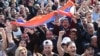 Люди святкують відставку прем'єра Вірменії Сержа Сарґсяна в центрі Єревану, 23 квітня 2018 року