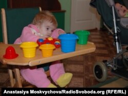 Дівчинка не може самостійно ковтати. Її годують через зонд. Хмельницький, 21 жовтня 2011 року