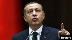 Премьер-министр Эрдоган парламенттеги АК партиясынын мүчөлөрү менен жолугушууда сүйлөп жаткан кез. Анкара, 11-июнь 2013