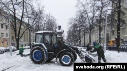 Архіўнае ілюстрацыйнае фота. Камунальныя службы прыбіраюць сьнег у Менску