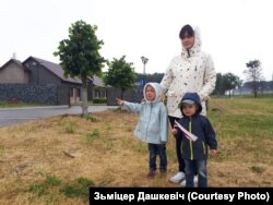 Nasta Dashkevich with two of the couple's children in 2018