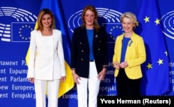 Ukrainian first lady Olena Zelenska (left to right), European Parliament President Roberta Metsola, and European Commission President Ursula von der Leyen pose at the European Parliament on September 14.