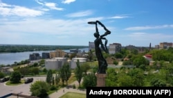 За даними слідства, в травні 2022 року чоловік прибув до тоді окупованого Херсона