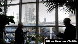 Рабочыя ў Мазырскім НПЗ, ілюстрацыйнае фота