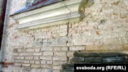 Трэшчыны на сьценах кірхі