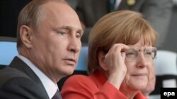 Президент Росії Володимир Путін та канцлер Німеччини Анґела Меркель під час фіналу Чемпіонату світу з футболу, Ріо-де-Жанейро, 13 липня 2014 року