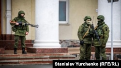Озброєні російські військові без розпізнавальних знаків в аеропорту Сімферополя, 28 лютого 2014 року