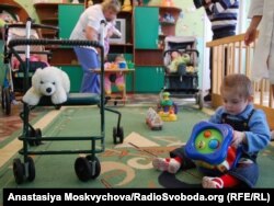 У «Берізці» намагаються навчити Колю ходити. Кажуть: він може, але не розуміє, як. Хмельницький, 21 жовтня 2011 року