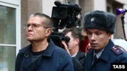 Мурдагы министр Алексей Улюкаев сотко келатканда.