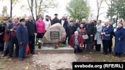 Памятны камень з шыльдай ў вёсцы Зачэпічы Дзятлаўскага раёну