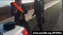 Jizzax viloyati Ichki ishlar boshqarmasi Yo‘l harakati xavfsizligi bo‘limi mulozimi Ozodlikka videoda aks etgan xolatlar yuzasidan viloyat prokuraturasi surishtiruv o‘tkazayotganini aytdi.
