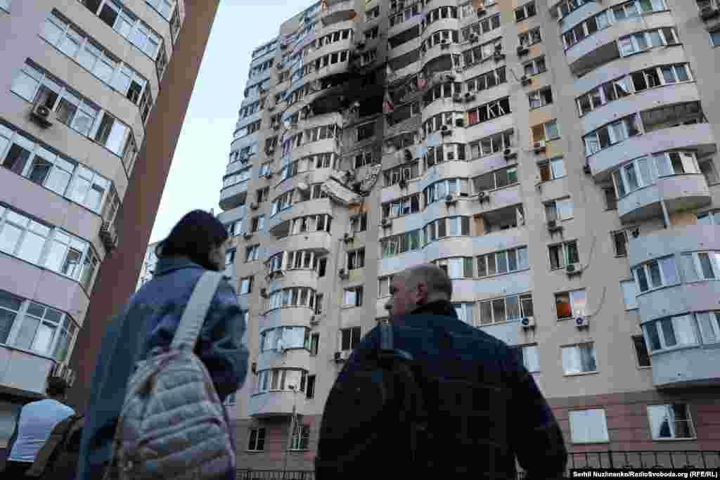 Localnicii privesc urmările atacului rus asupra capitalei ucrainene.Blocurile din Kiev seamănă izbitor cu cele construite în București și în alte orașe din România și din celelalte țări foste comuniste. Suprafețe modeste, tavane joase, spații comune limitate reprezintă amprenta regimului comunist impus de Moscova în întreaga Europă Centrală și de Est. 