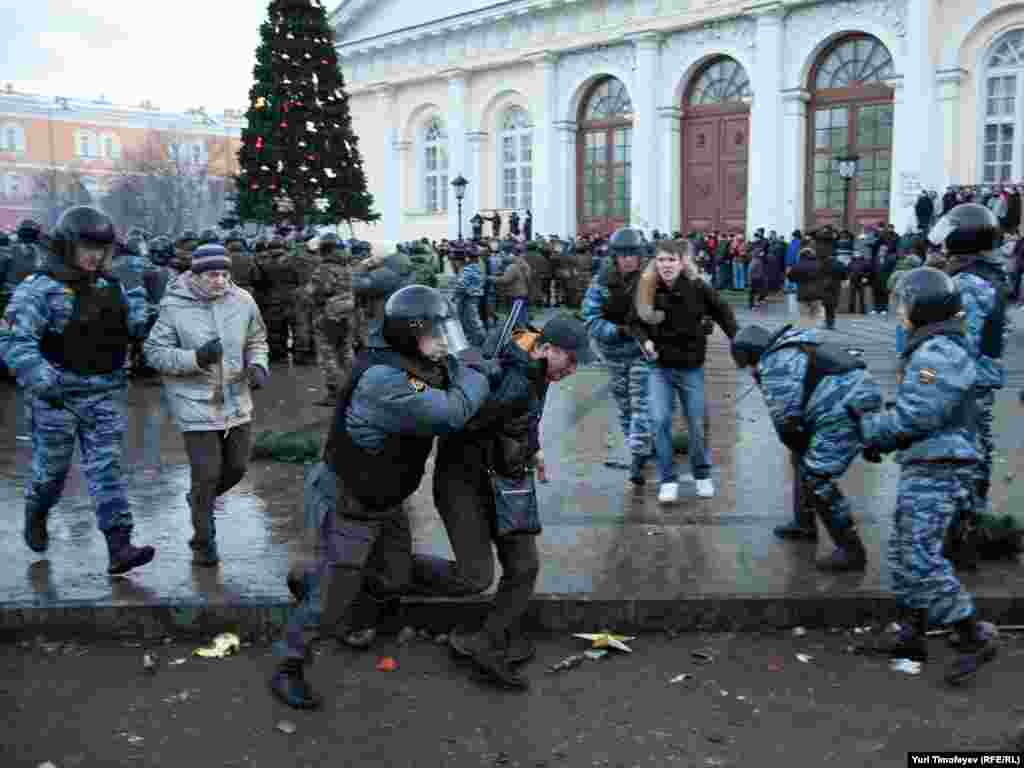 Russia -- Riot police clash with fans on their action on Manezhnaya square in memory of Yegor Sviridov, killed by Caucasian in December 6, 11Dec2010