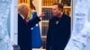 Președintele SUA, Donald Trump, discută cu Elon Musk (dreapta) înainte de a părăsi Casa Albă pentru a se îndrepta spre reședința sa din sudul Floridei, Mar-a-Lago, pe 14 martie 2025.