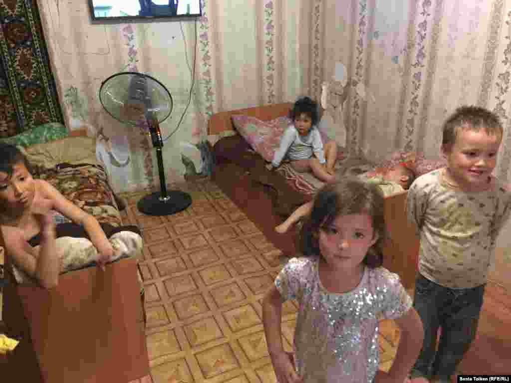 В семье у Артура семеро детей, они ютятся в одной комнате. 