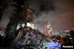 Spasiloci na stambenoj zgradi nakon raketnog napada Irana na Izrael, u centralnom Izraelu, 15. juna 2025.
