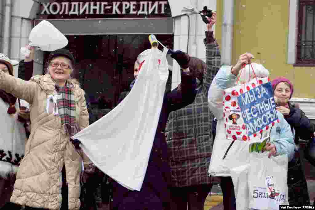Some protesters held up slogans calling "For Free Elections"
