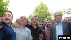 Հայ ազգային կոնգրեսի առաջնորդ Տեր-Պետրոսյանը ազատ արձակված ընդդիմադիր գործիչների հետ: Երեւան, 22-ը հունիսի, 2009 թ.