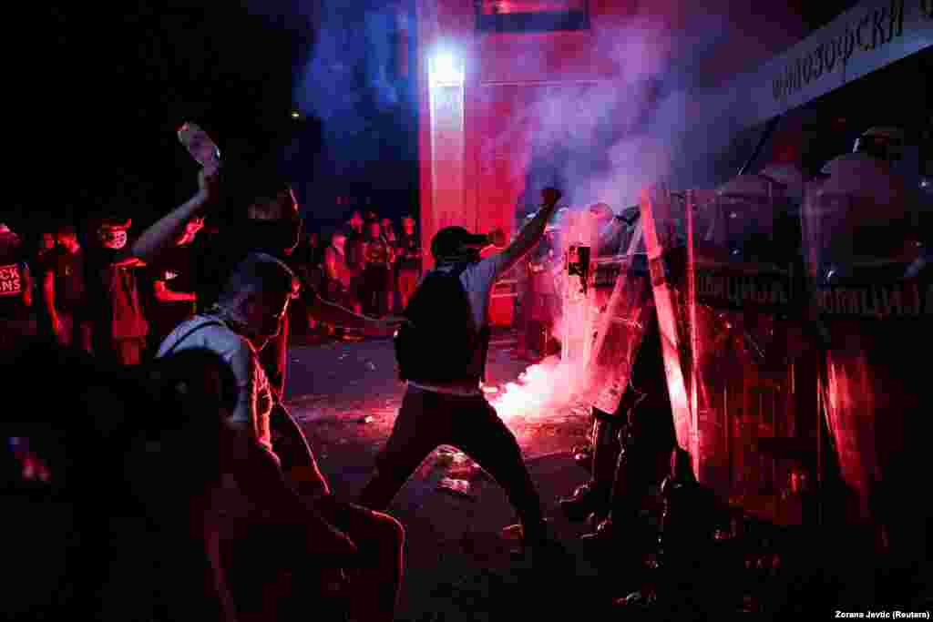 Pirotehnička sredstva, dim nakon ispaljenih patrona suzavca, policajci u punoj zaštitnoj opremi i demonstranti.