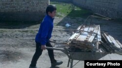 Четвероклассник школы №29 в городе Джизак тащит на тележке металлолом. Март, 2015 года. 